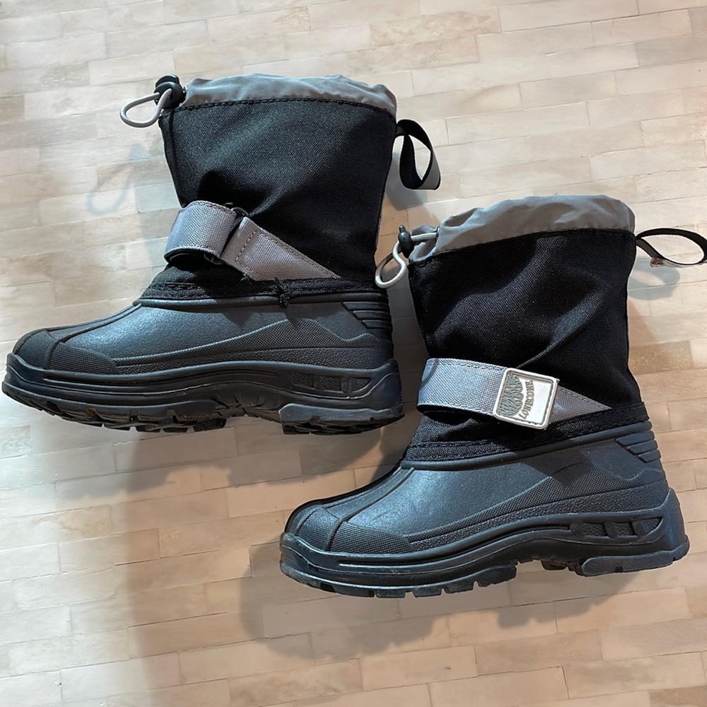 Lonecone waterproof snow boots toddler size 9. Great condition.